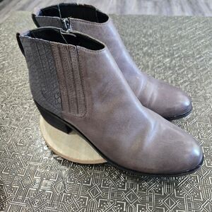 🐢 Salvia Glynda Taupe Snake Size 40 Euro 9-9.5 US. Like New!
